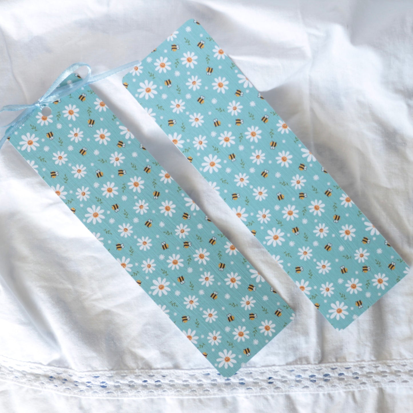 Cute Daisies & Bees Bookmark
